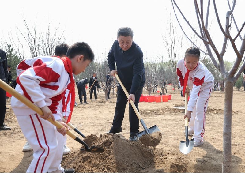 黨和國(guó)家領(lǐng)導(dǎo)人參加首都義務(wù)植樹(shù)活動(dòng)